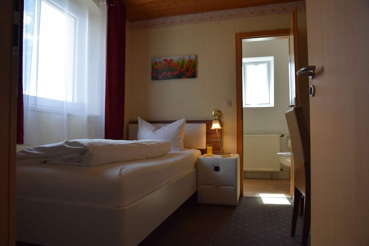 Escritorio, cortinas blackout, wifi gratis y ropa de cama