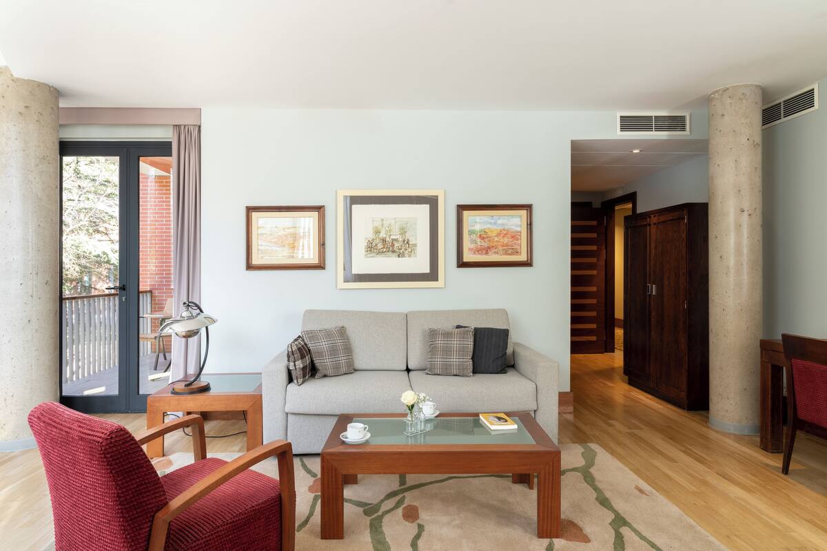 junior suite, 1 queen bed | 1 bedroom, minibar, in-room safe, desk