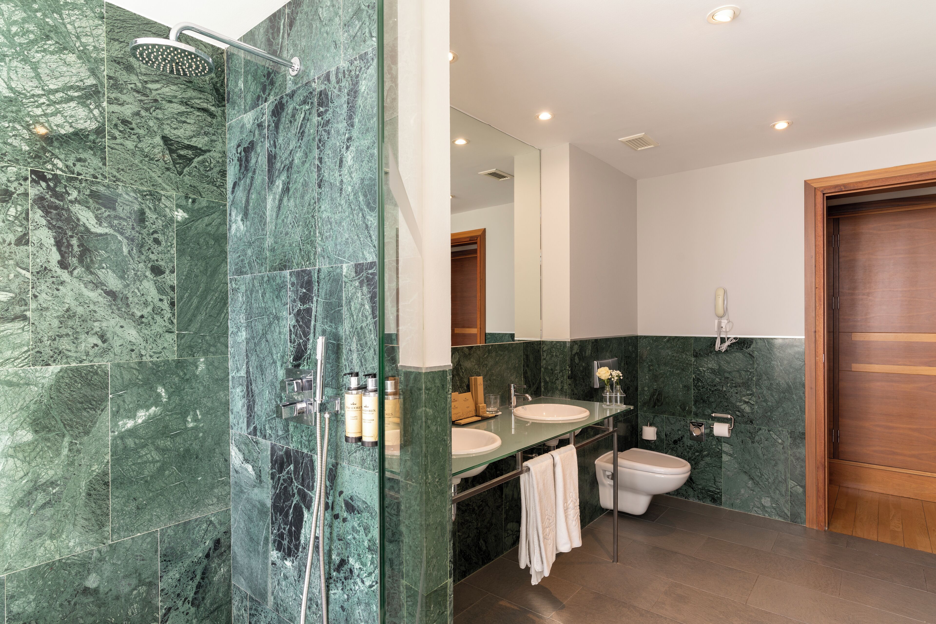 superior double room | bathroom | free toiletries, hair dryer, bidet, towels