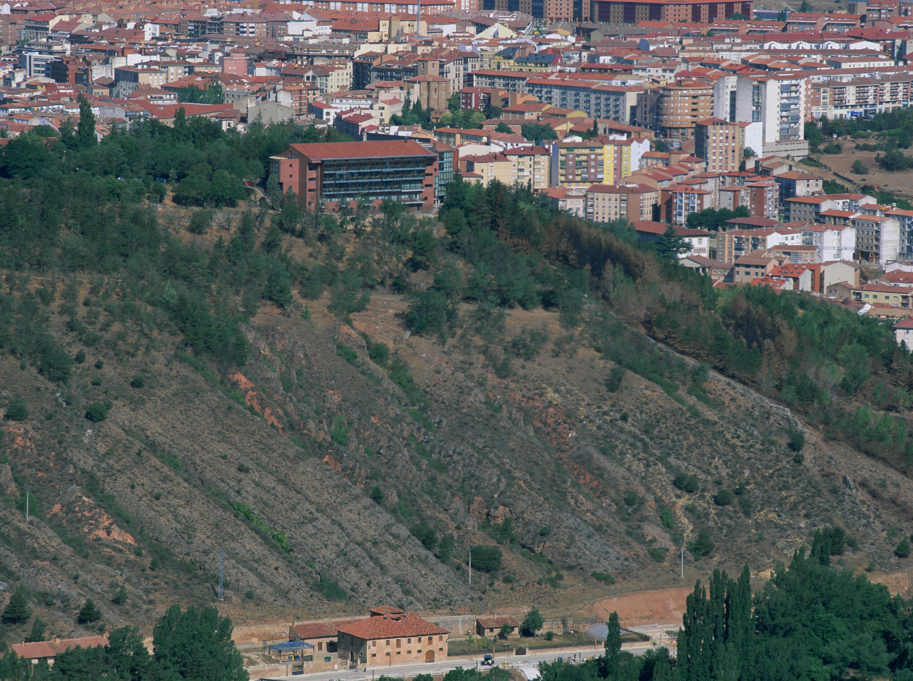 Una ladera con edificios residenciales y algunas construcciones modernas.