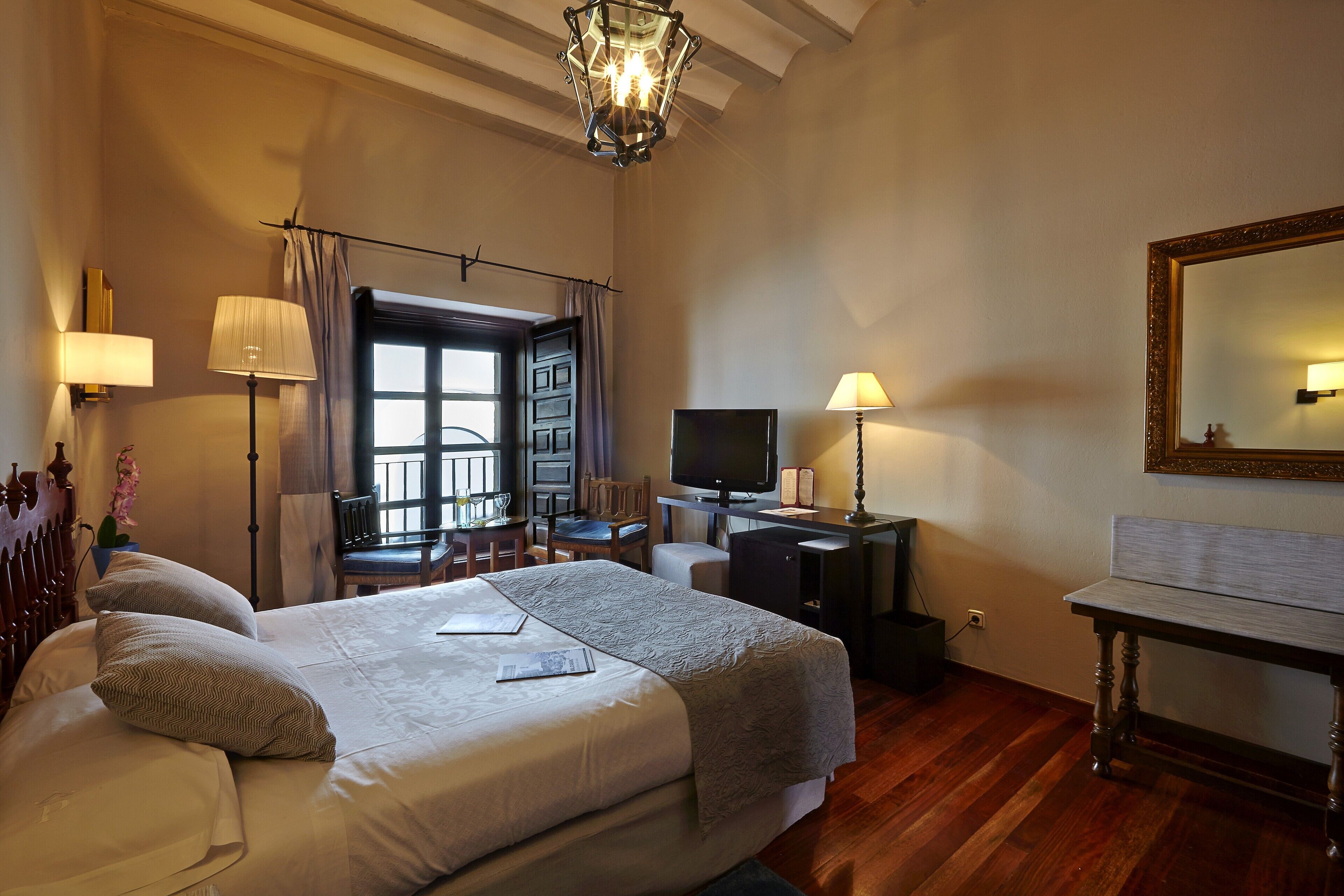 standard room, 1 queen bed | minibar, in-room safe, desk, iron/ironing board