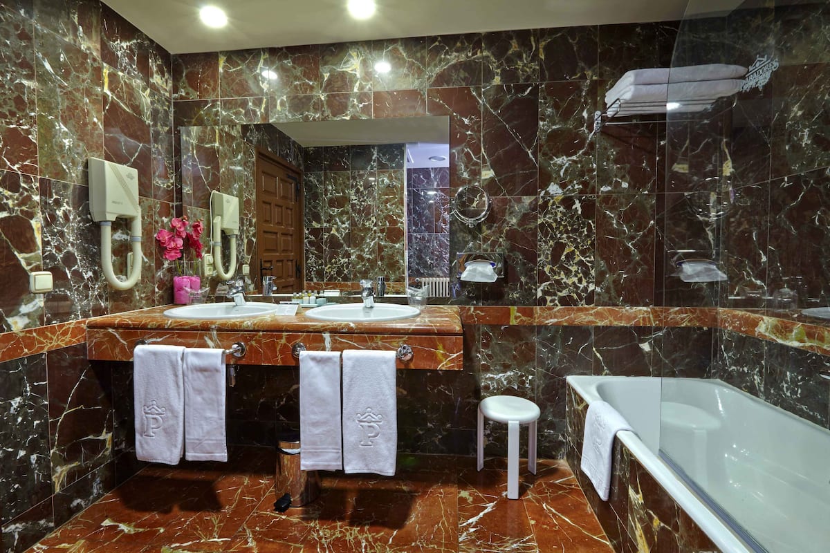 junior suite | bathroom | free toiletries, hair dryer, bidet, towels