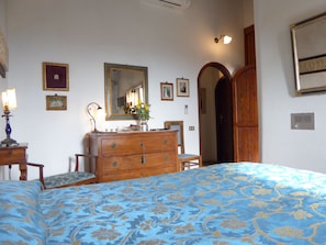 Cubrecamas, colchones Select Comfort, muebles diferentes y escritorio 