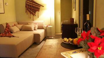 Departamento estándar | Edredón, camas Select Comfort, muebles diferentes y escritorio