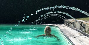 Una piscina al aire libre, tumbonas