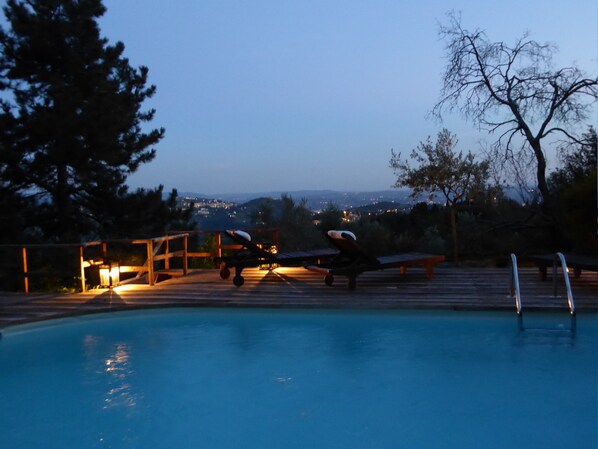 Piscine extérieure, chaises longues