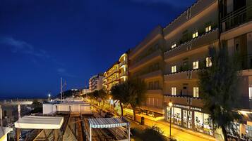 Fassade der Unterkunft – Abend/Nacht