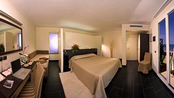 Junior-Suite, Terrasse, Meerseite | Zimmersafe, Schreibtisch, schallisolierte Zimmer, kostenloses WLAN