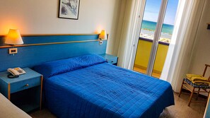 Kolmen hengen superior-huone, 1 makuuhuone, parveke, merinäköala | Tallelokero huoneessa, työpöytä, äänieristys, ilmainen Wi-Fi