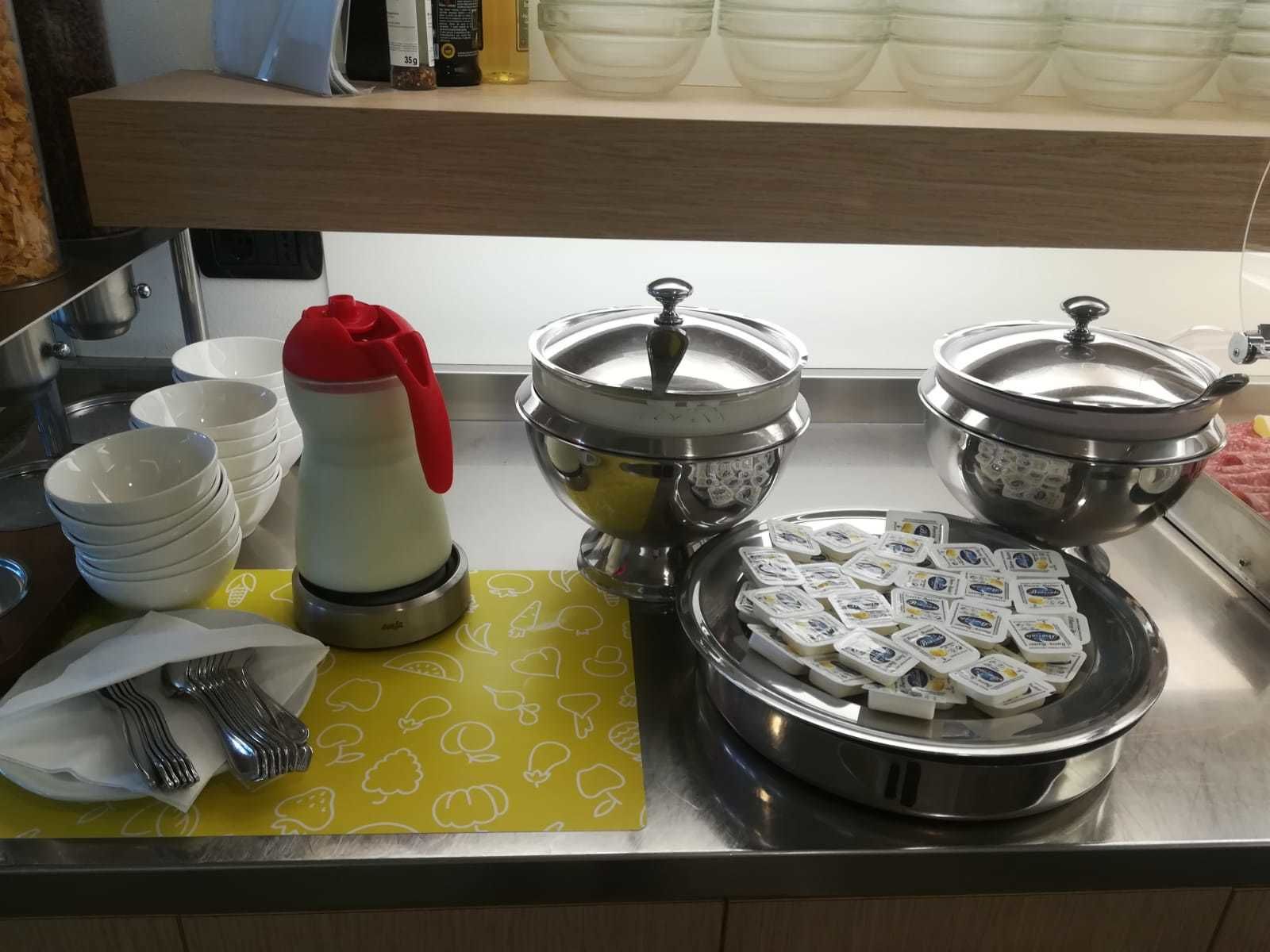 Ein reichhaltiges Buffet mit verschiedenen Schalen, einer Kaffeemaschine und Soßen.