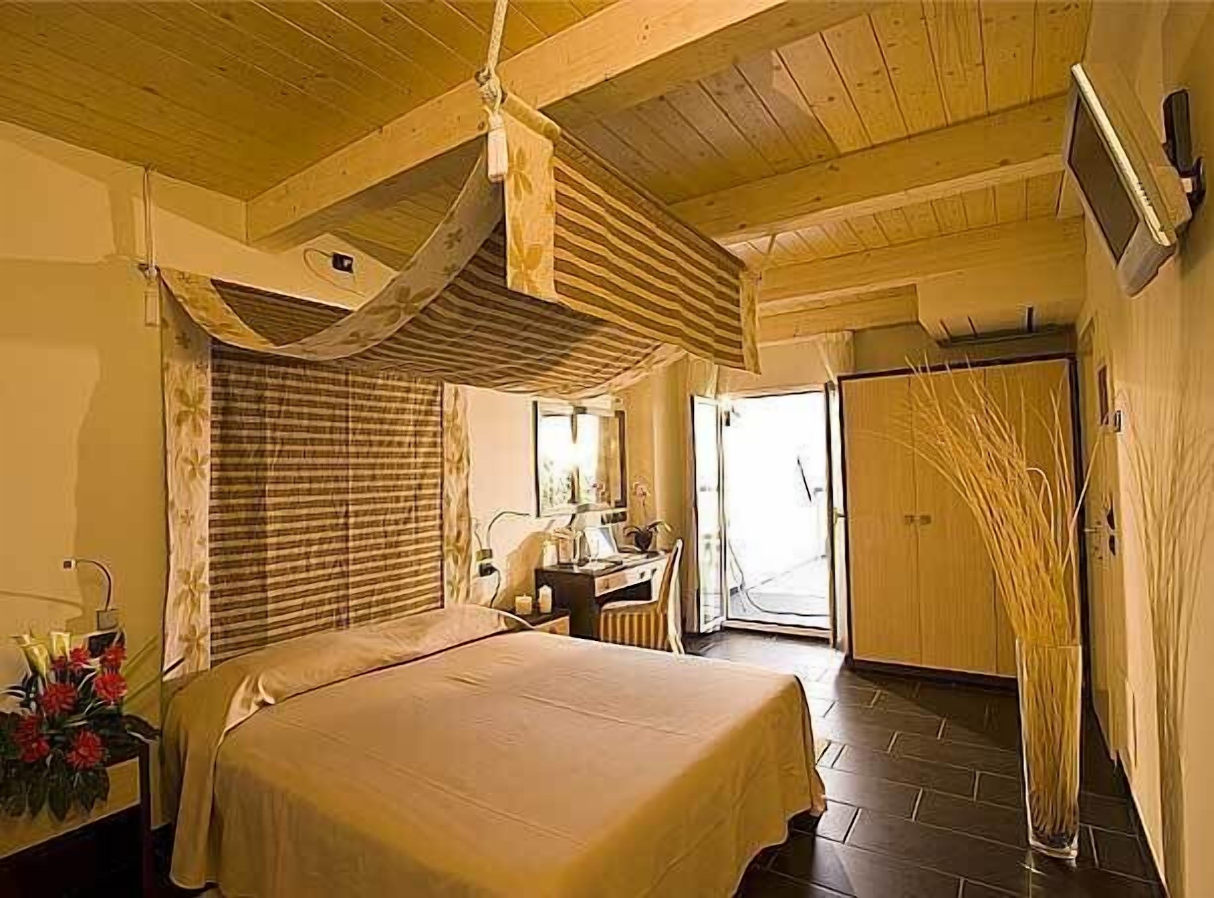 خزنة داخل الغرفة ومكتب وتجهيزات عازلة للصوت وواي فاي مجانًا