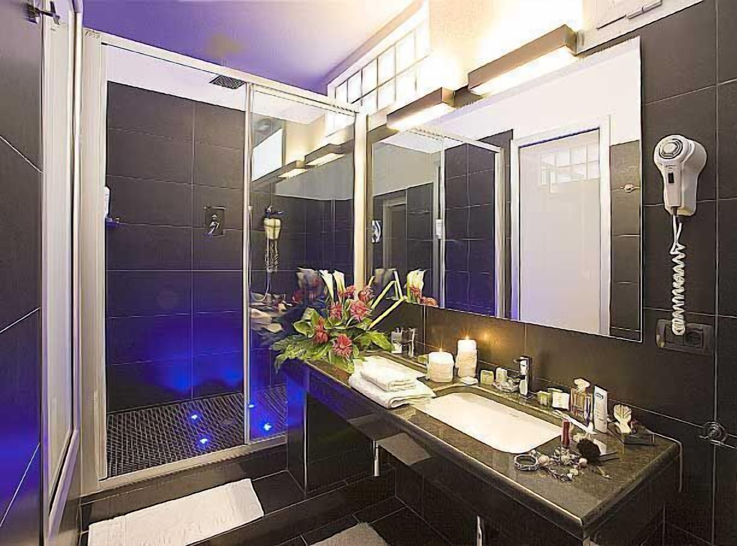 Suite Junior, terrazzo, fronte mare | Bagno | Doccia, set di cortesia gratuito, asciugacapelli, bidet