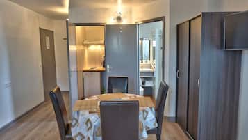 Family Studio | Private kitchenette | Mini-fridge, microwave, electric kettle, toaster
