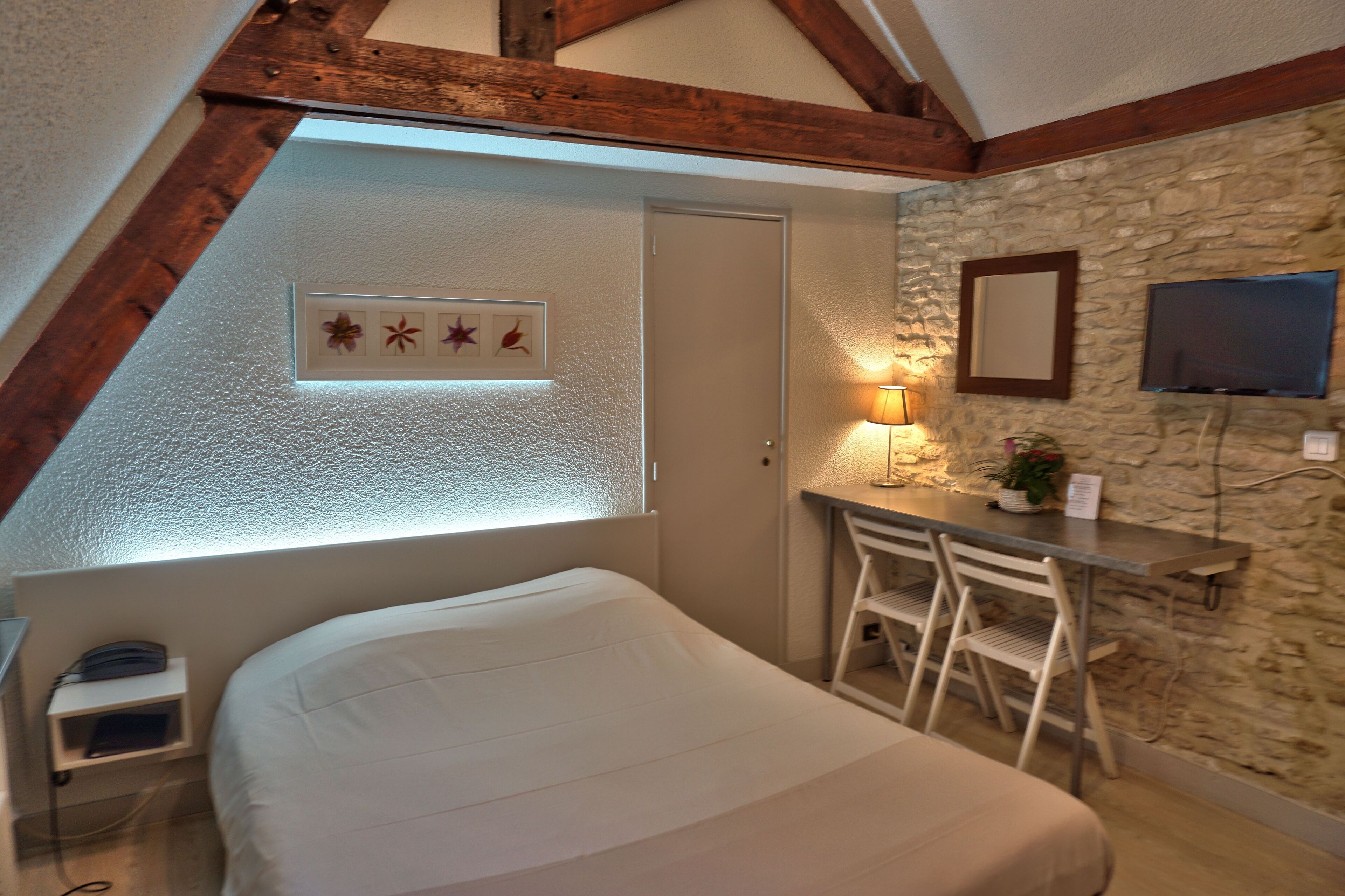 Economy Studio | Premium bedding, free WiFi, bed sheets