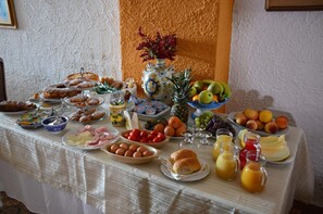 Un bufé de desayuno con diversas opciones de comida y bebidas.