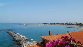 Una spiaggia nelle vicinanze