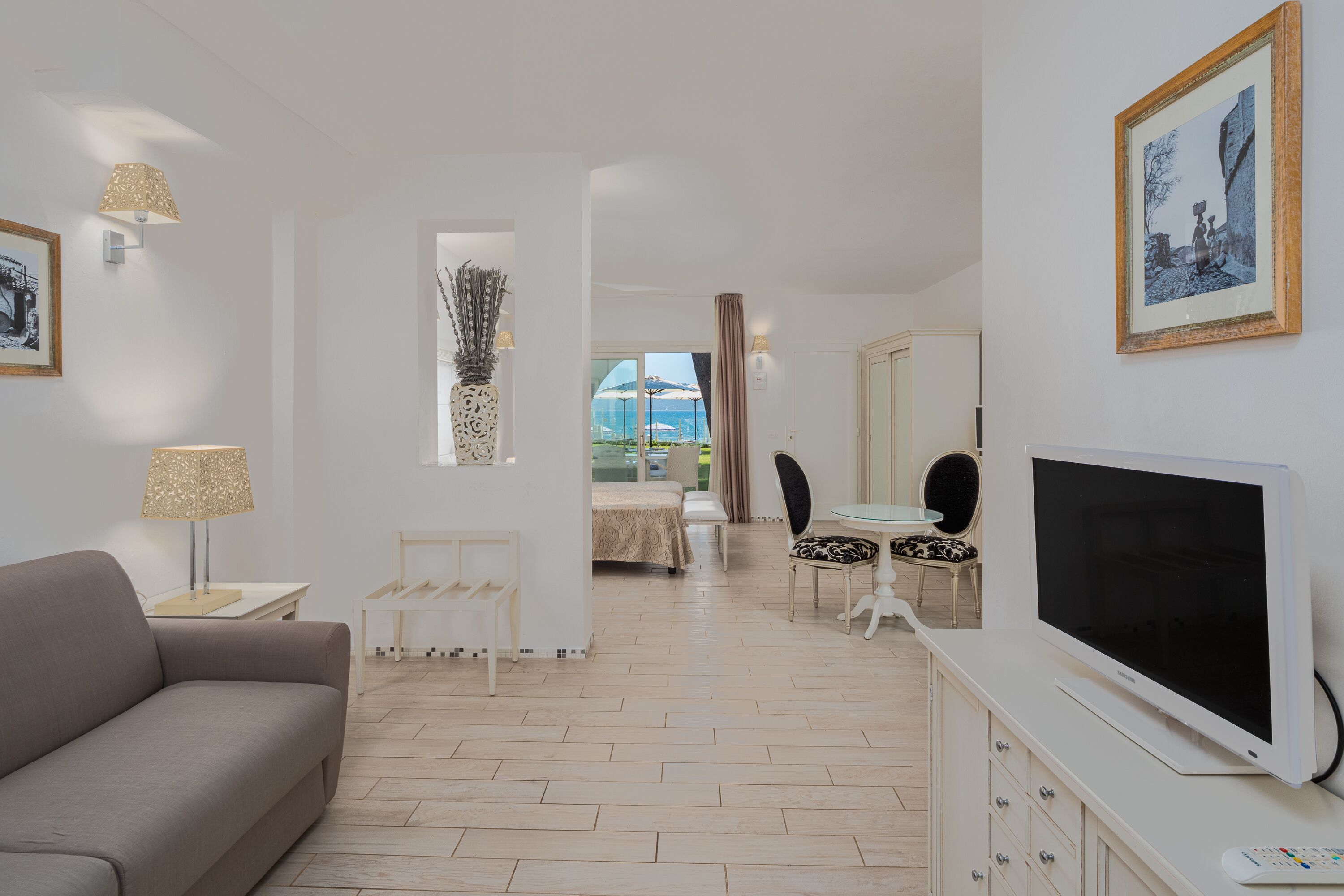 Suite (Sand) | Een minibar, een kluis op de kamer, individueel gemeubileerd, een bureau