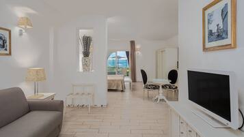 Suite (Sand) | Een minibar, een kluis op de kamer, individueel gemeubileerd, een bureau