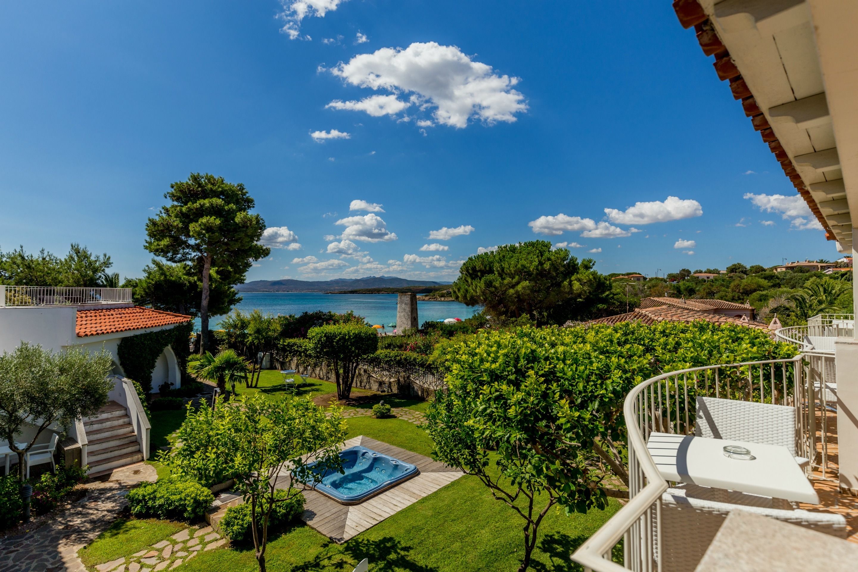 Une villa avec piscine privée, jardin et vue sur mer.