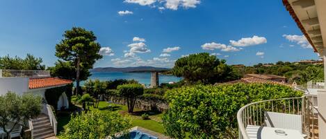 Eine Villa mit privatem Pool, Garten und Meerblick.