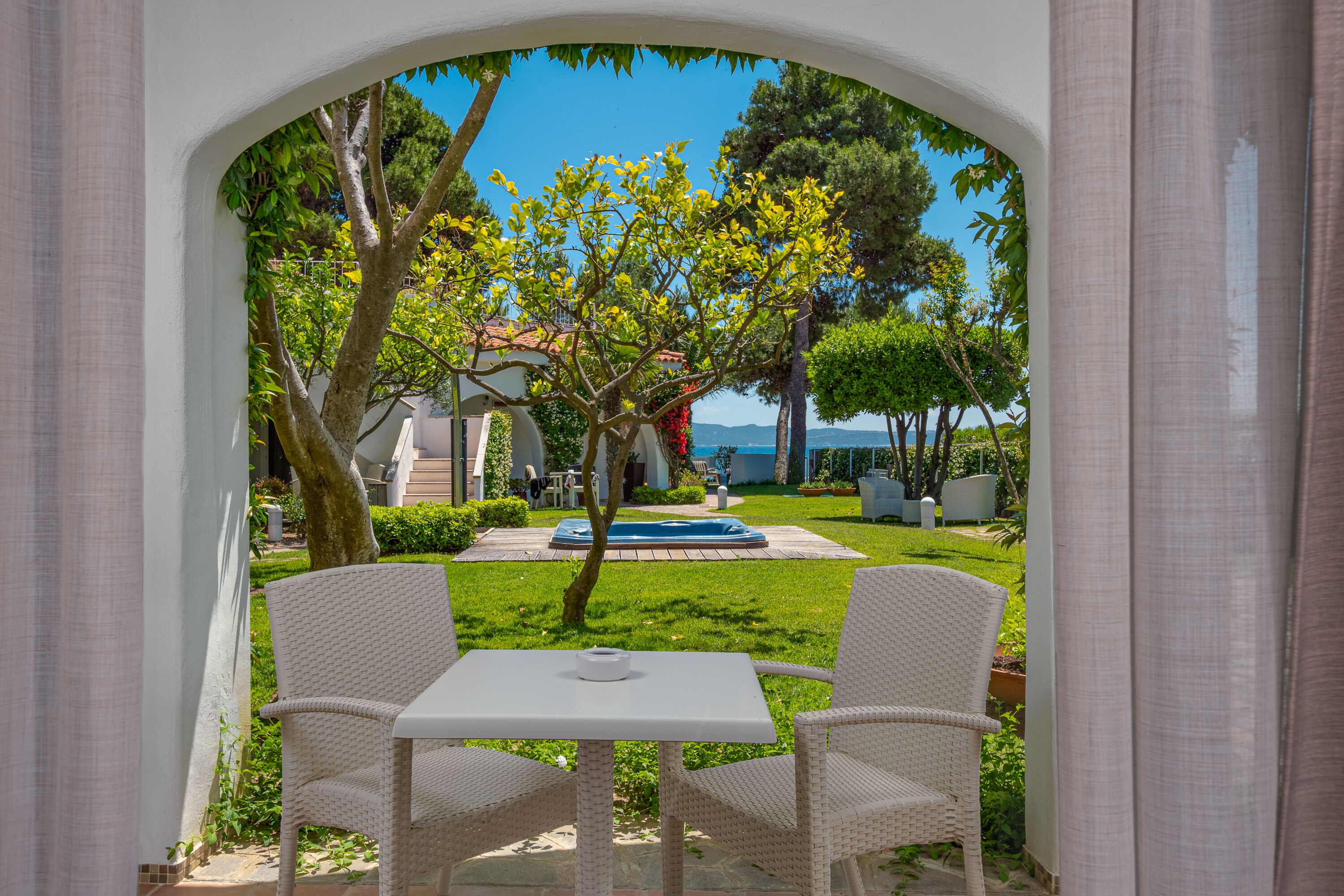 Minibar, coffres-forts dans les chambres, bureau, rideaux occultants