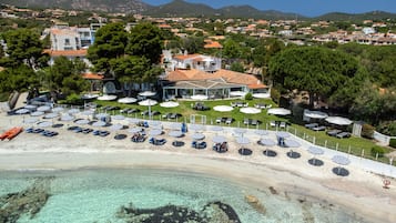 Plage privée, chaises longues, parasols, serviettes de plage