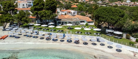 Plage privée, chaises longues, parasols, serviettes de plage