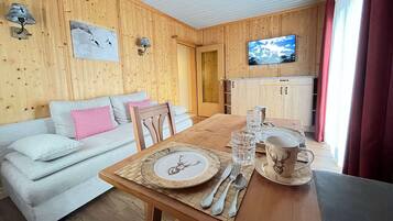Apartment, 1 Schlafzimmer, Nichtraucher, Balkon | Wohnbereich | Fernseher