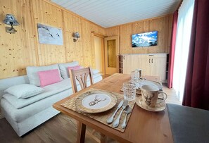 Appartement, 1 slaapkamer, niet-roken, balkon | Woonruimte | Televisie