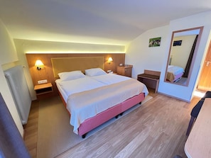 Chambre Standard double | Literie de qualitĂ©, coffre-fort, rideaux dâobscurcissement