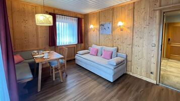 Apartment, 1 Schlafzimmer, Nichtraucher, Balkon | Wohnbereich | Fernseher