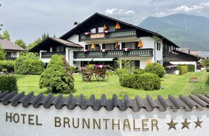 Front of property - Hotel Garni Brunnthaler (Garmisch-Partenkirchen)