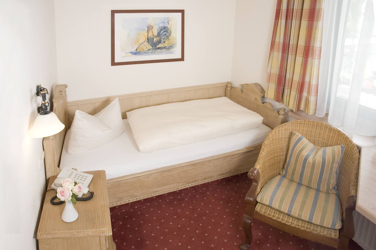 Comfort Single Room | Hypo-allergenic bedding, in-room safe, soundproofing, iron/ironing board