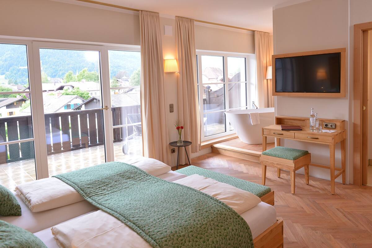 Twin kamer, bad, uitzicht op bergen | Hypoallergeen beddengoed, een kluis op de kamer, geluiddichte muren