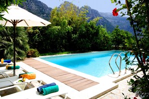 Outdoor pool, pool umbrellas, sun loungers - Can Verdera (Fornalutx)