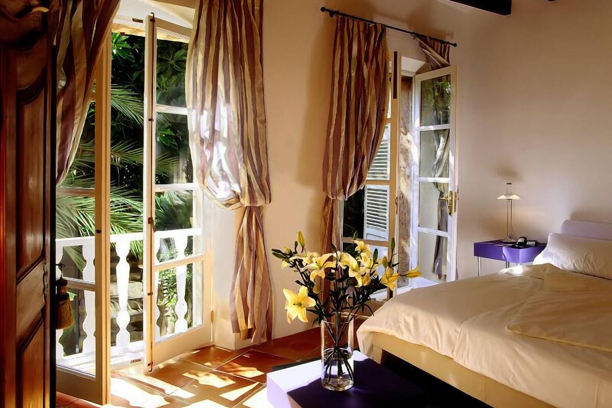 Quarto casal, vista para o jardim | Roupas de cama premium, cofres nos quartos