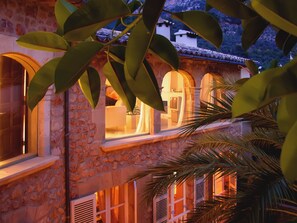 Façade de l’hébergement  – soirée/nuit