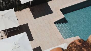 Piscine extérieure (ouverte en saison), chaises longues