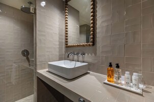 Estudio, balcón | Baño | Ducha, secador de pelo y toallas