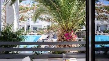 Suite | Pool | Innenpool, Außenpool (je nach Saison geöffnet), Sonnenschirme