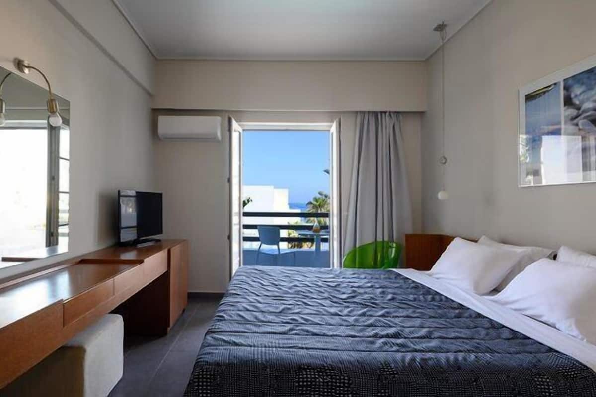 Apartment, 2 Bedrooms (Maisonette ) | In-room safe, blackout curtains, free WiFi, bed sheets
