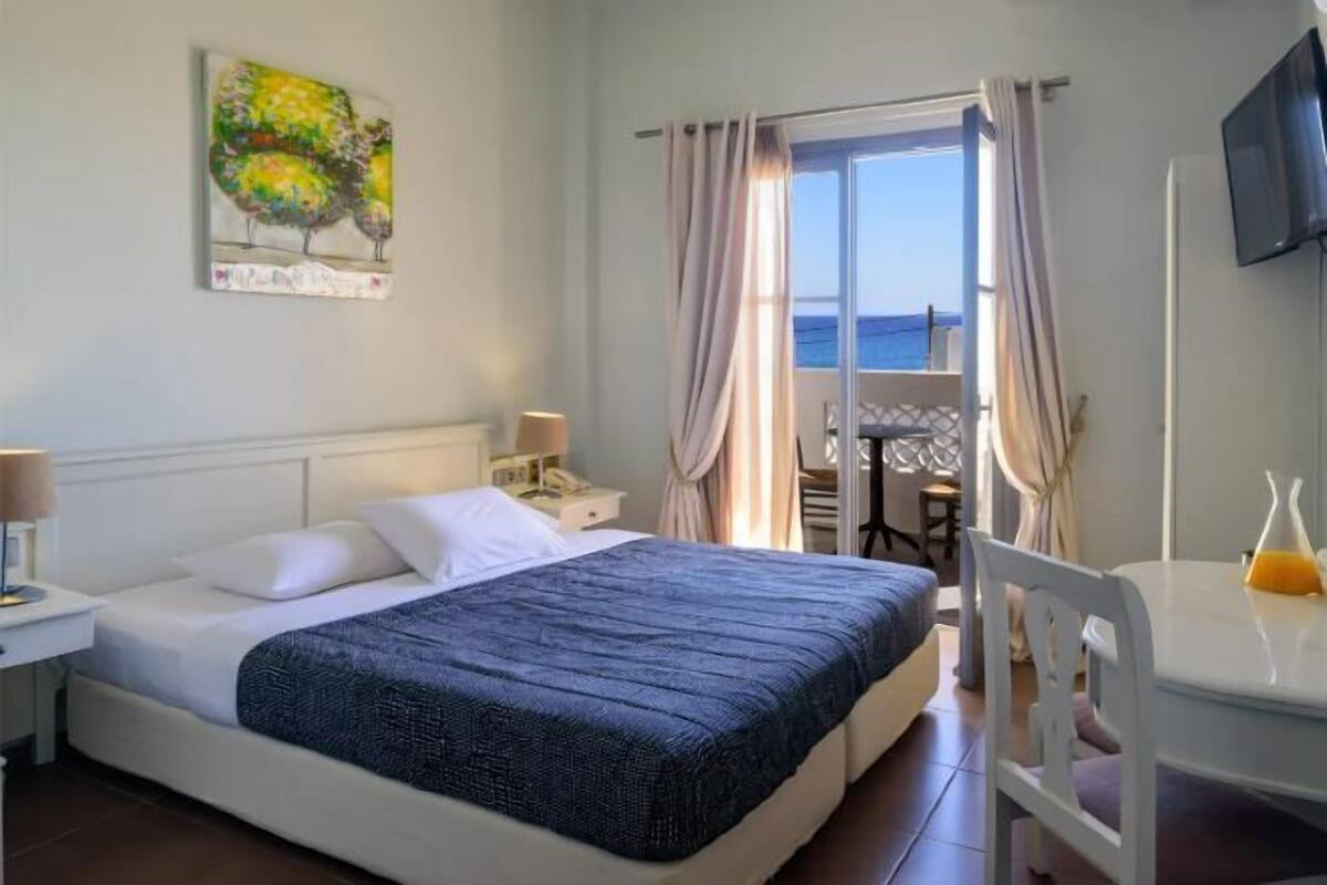 In-room safe, blackout curtains, free WiFi, bed sheets