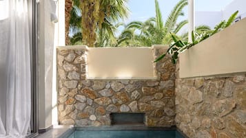 Junior-Suite, Whirlpool | Pool | Innenpool, Außenpool (je nach Saison geöffnet), Sonnenschirme
