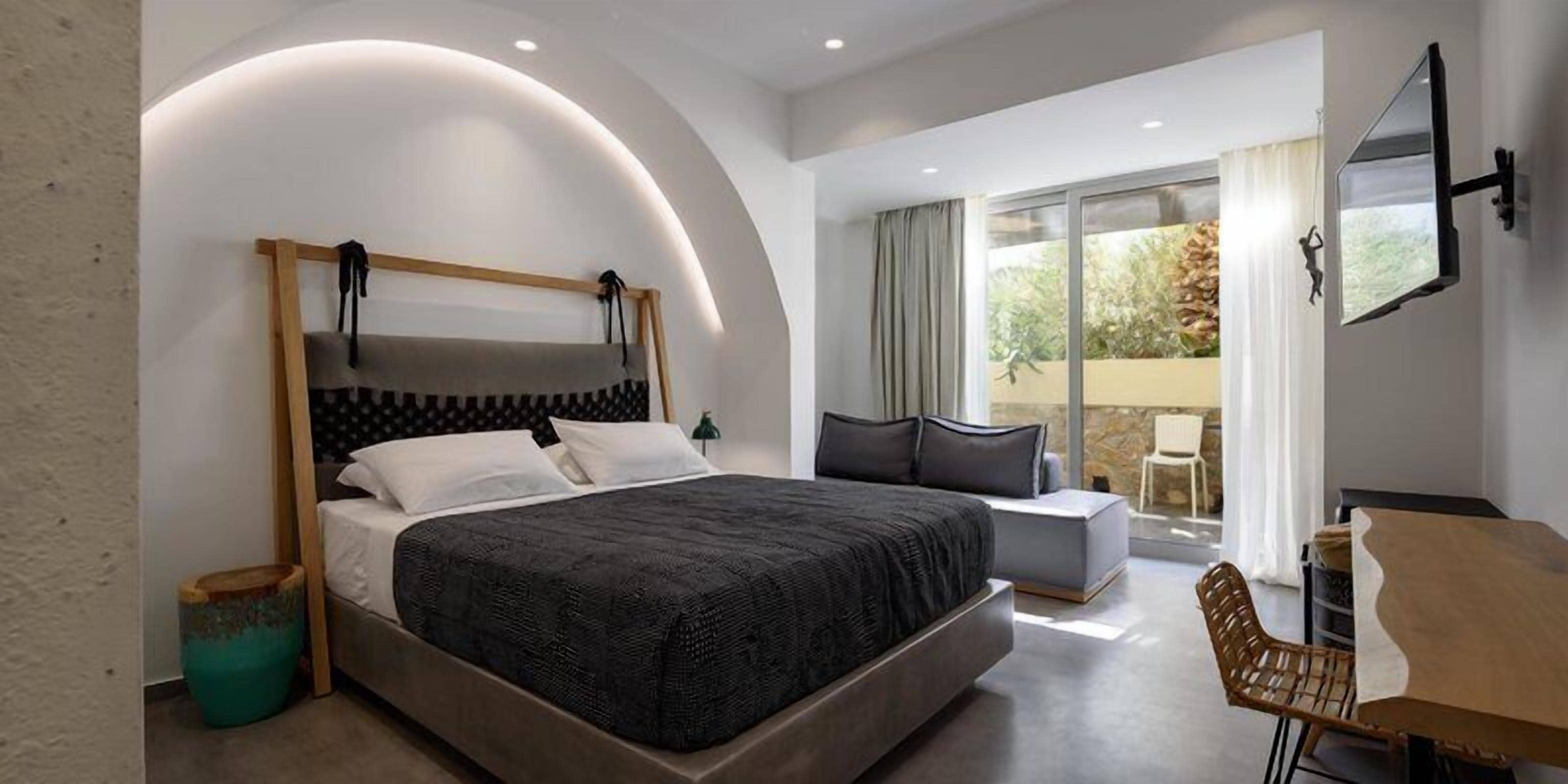 Junior-Suite, Whirlpool | Zimmersafe, Verdunkelungsvorhänge, kostenloses WLAN, Bettwäsche
