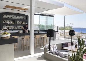2 bares, bar junto a la piscina