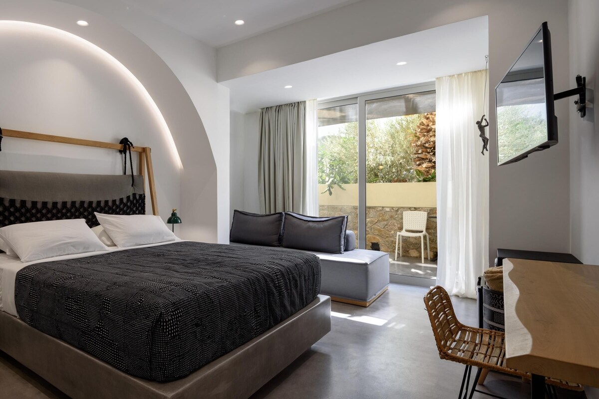 Un dormitorio moderno con una cama grande, un escritorio y una silla.