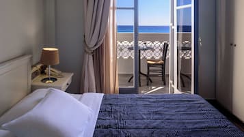 Double Room Sea View | Cofres nos quartos, cortinas blackout, Wi-Fi de cortesia, roupa de cama