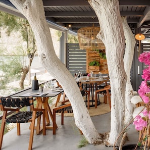 2 restaurantes; se sirve desayuno, almuerzo y cena