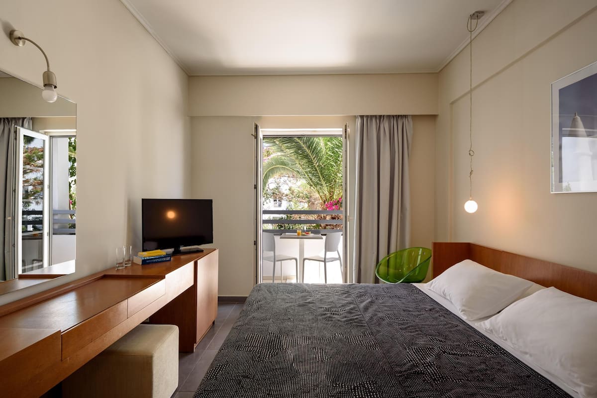 Suite | In-room safe, blackout curtains, free WiFi, bed sheets
