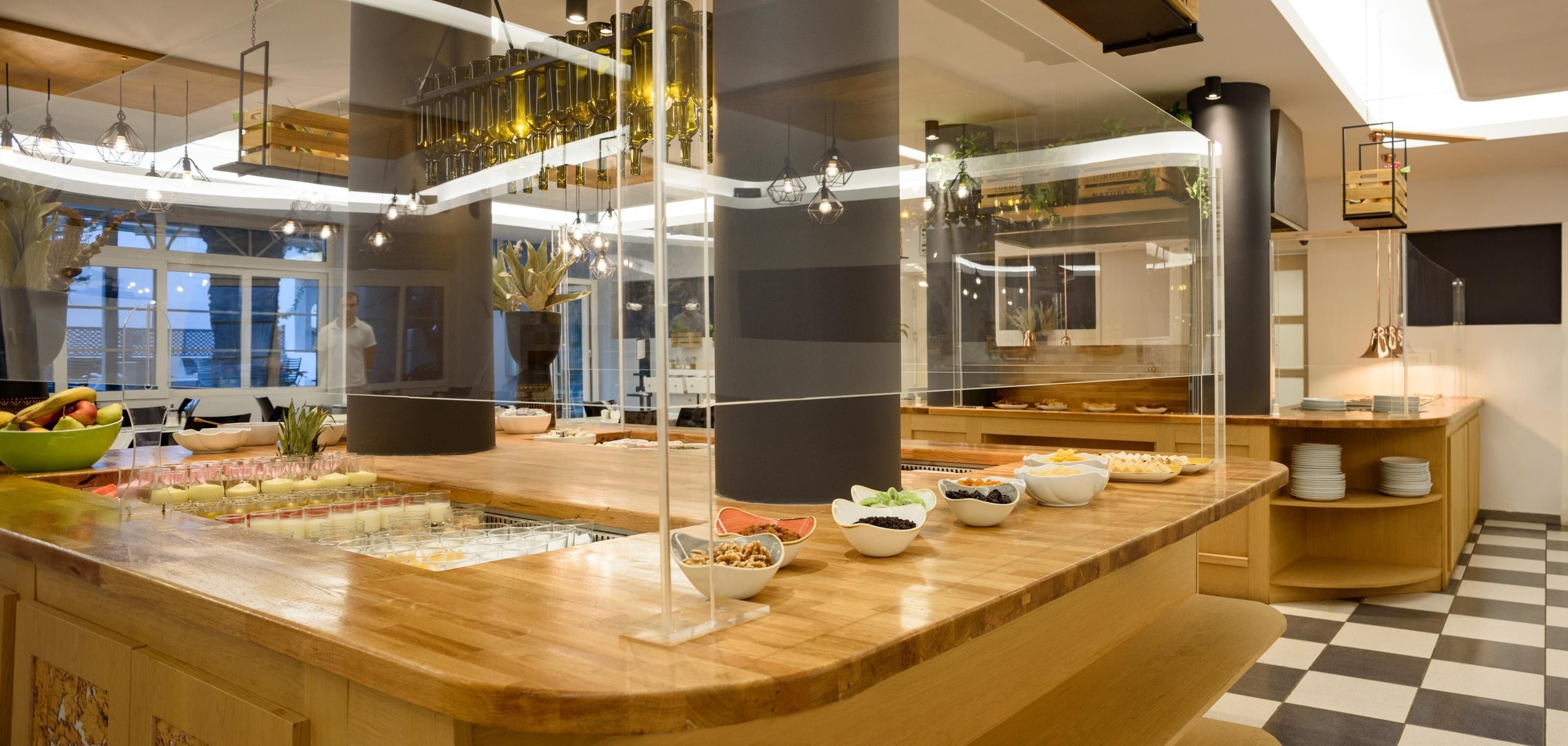 2 restaurants; breakfast, lunch, and dinner served